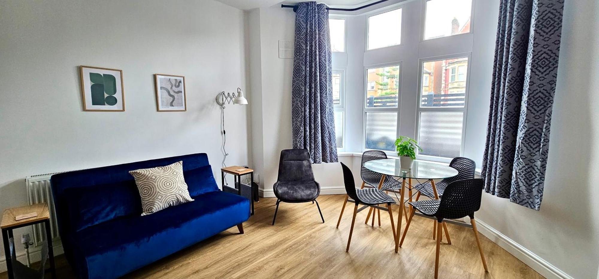 Harlequin Apartments By Switchback Stays Cardiff Room photo